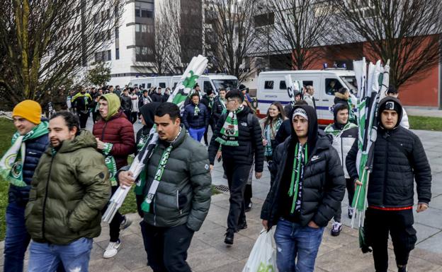 Una luna rota en el autobús del Alavés a su paso por un bar frecuentado por hinchas locales