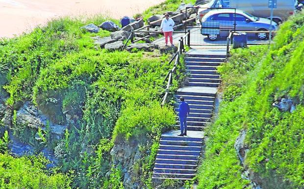 La retirada de las escaleras desprendidas de la playa de Langre, en proceso de licitación