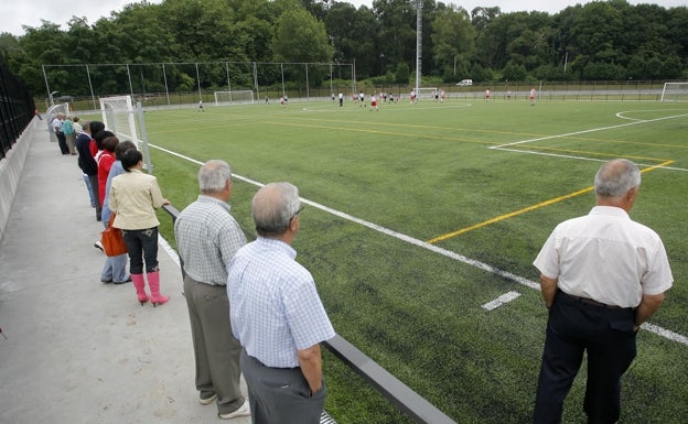 Torrelavega instalará gradas en el campo de hierba artificial del complejo Óscar Freire