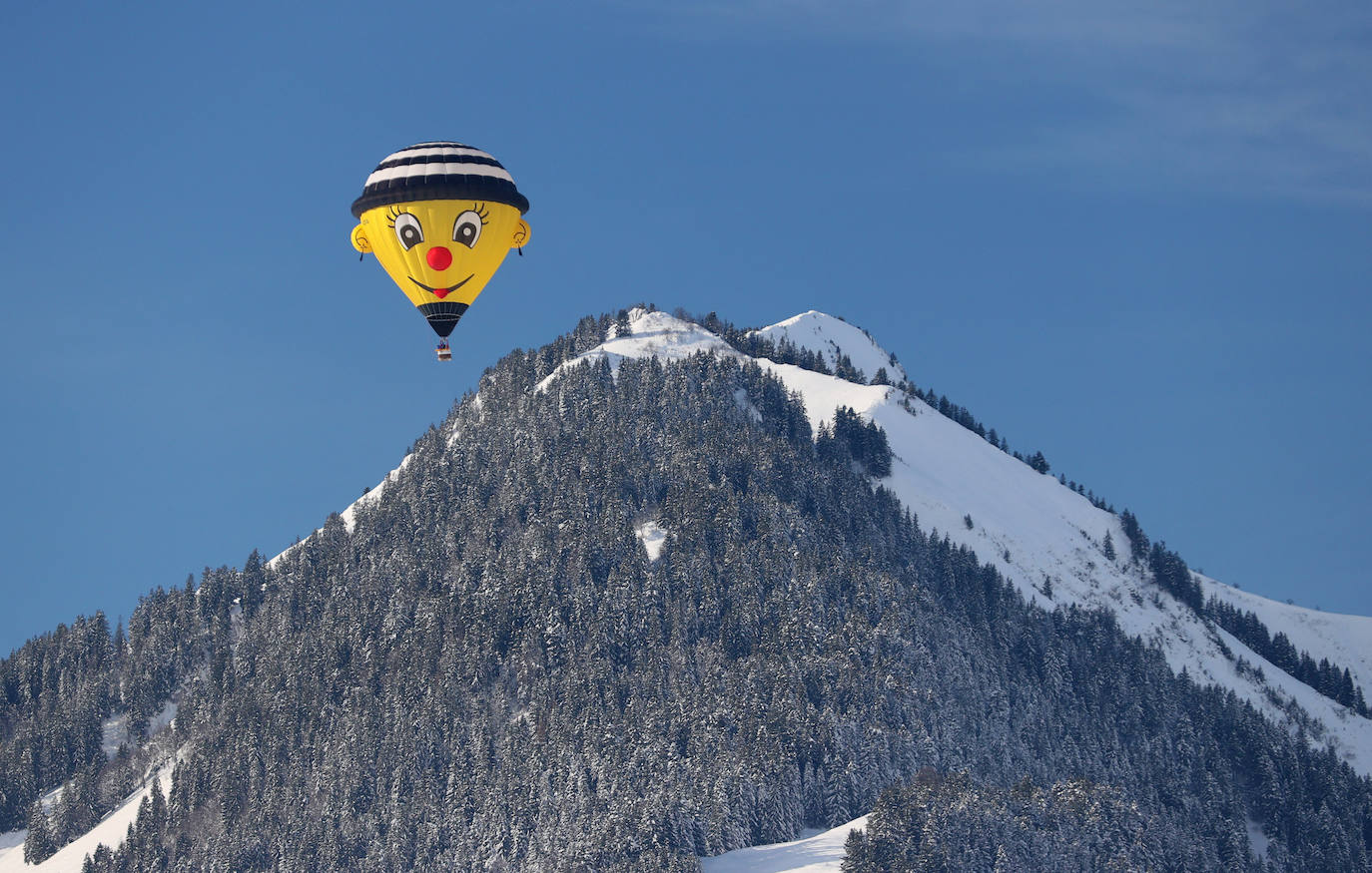 Las montañas de Suiza, a vista de pájaro desde globos aerostáticos