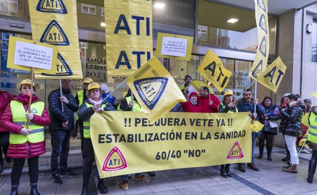 Medio centenar de interinos del SCS lleva su protesta a Sanidad