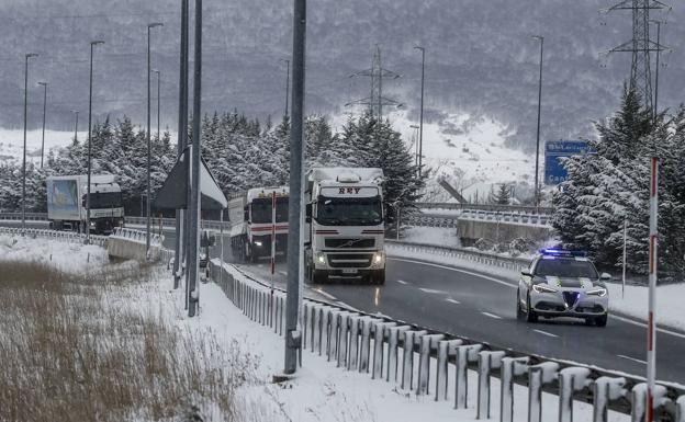 La nieve vuelve a dificultar la circulación en las carreteras de Cantabria