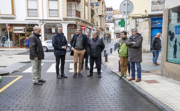 Santoña renueva el saneamiento de la calle Rentería Reyes para eliminar las filtraciones