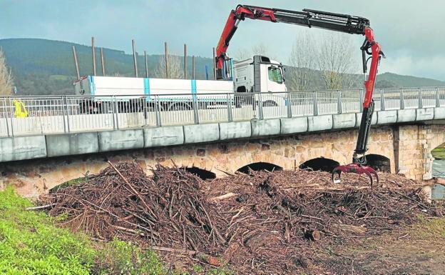 Ampuero retira toneladas de troncos y maleza retenidas en el puente de Marrón