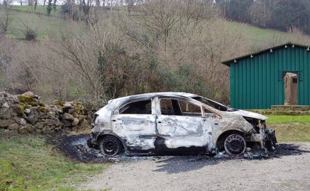 Aparece un coche calcinado en Los Corrales
