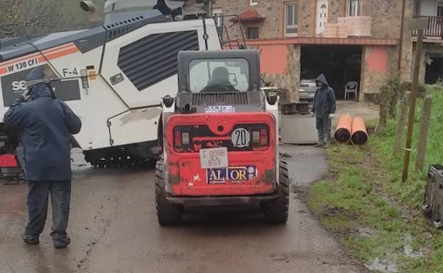 Solórzano arregla los viales de El Cagigal y del barrio La Vía en Riaño