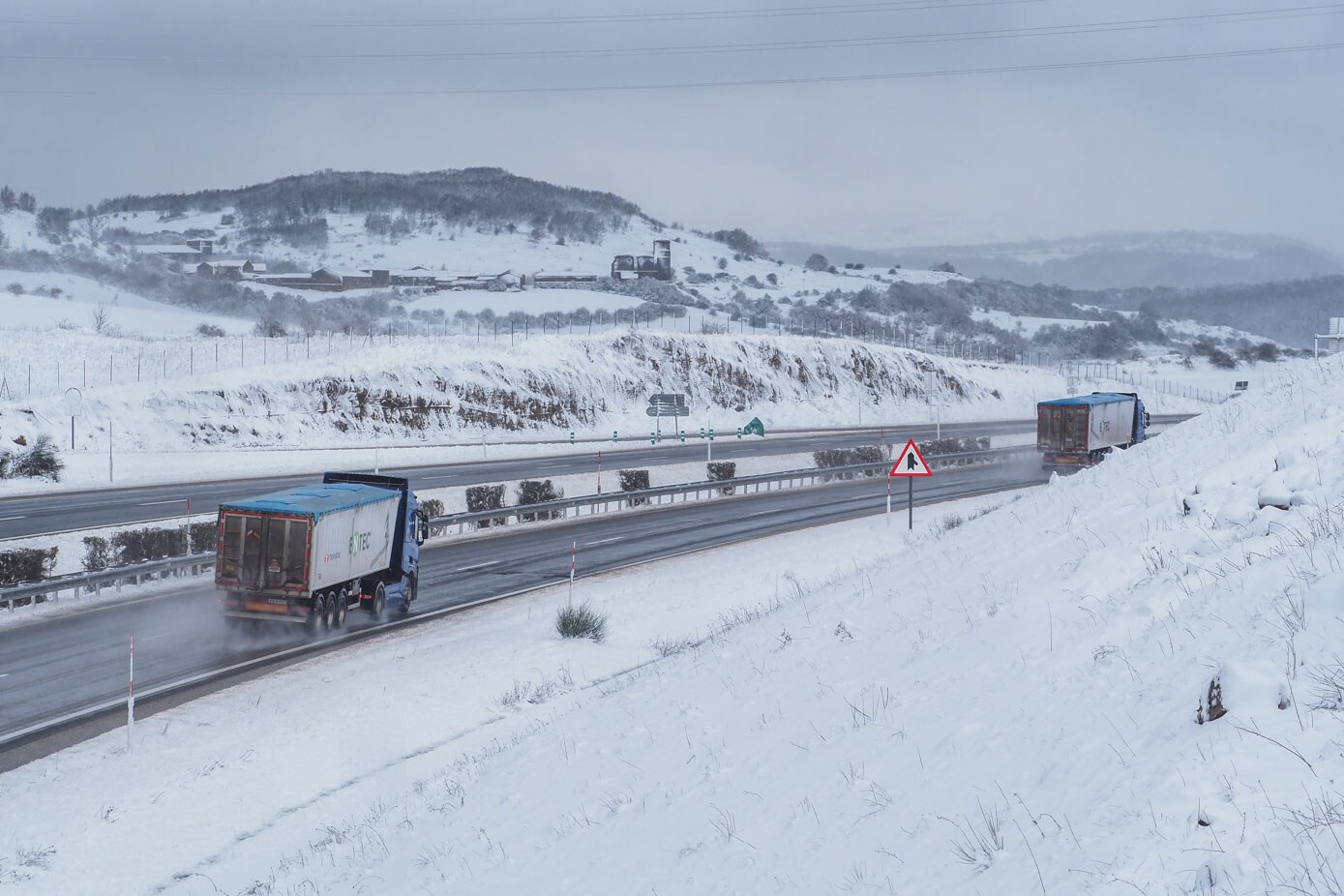 La nieve vuelve a complicar el tráfico en la A-67