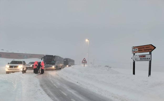 La nieve en los accesos vuelve a cerrar la estación de esquí de Alto Campoo: «Trabajamos para abrir mañana»