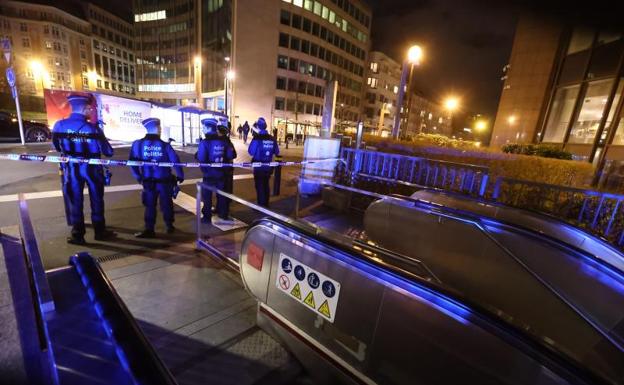 Detenido por apuñalar a tres personas y tratar de herir a varias más en el metro de Bruselas