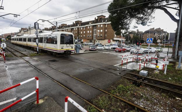 Obras Públicas y Adif suprimirán siete pasos a nivel en los tres próximos años