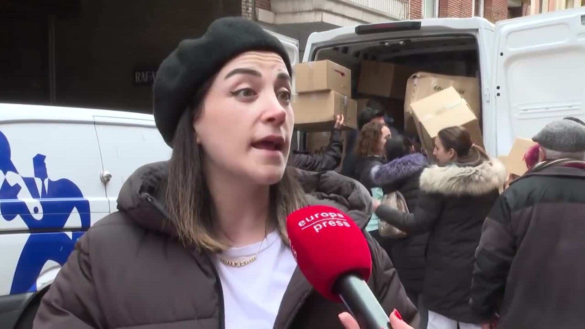 Ciudadanos acuden a la embajada de Turquía en Madrid para donar alimentos y ropa de abrigo