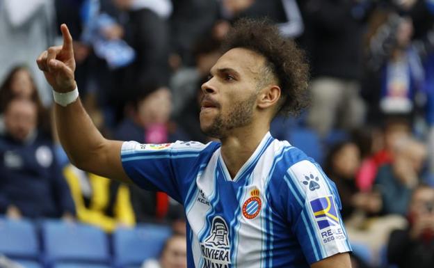 Braithwaite aleja al Espanyol de los puestos de descenso