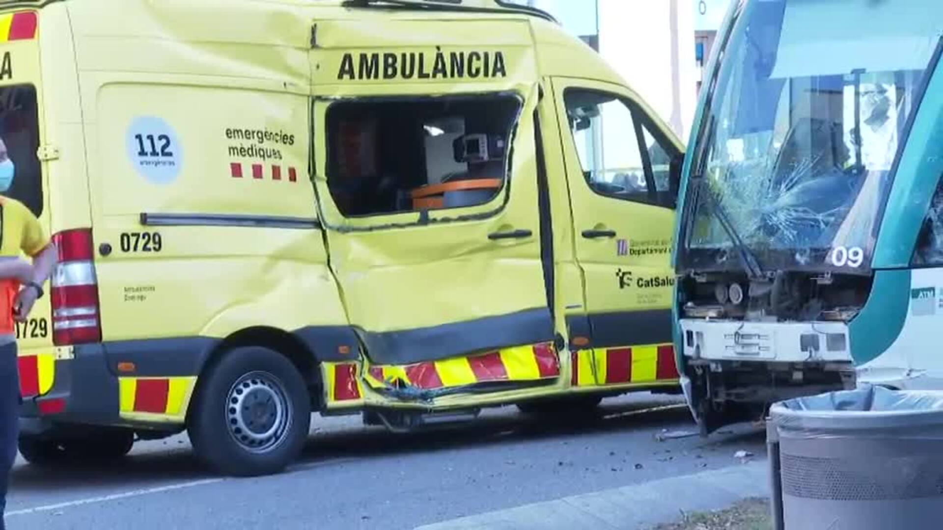 Un tranvía embiste a una ambulancia en la avenida Diagonal de Barcelona
