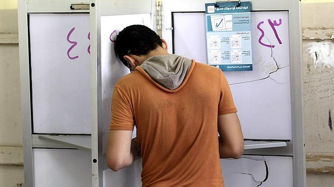 Egipto alarga un día las elecciones ante la baja participación