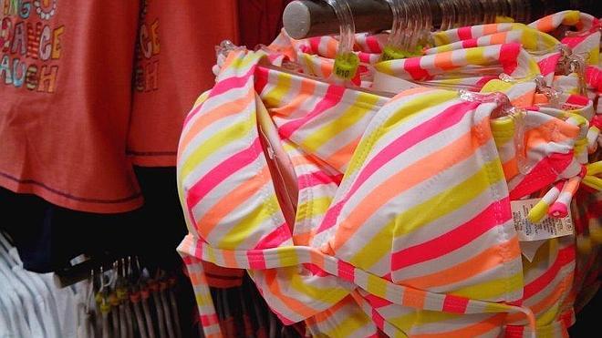 Facua denuncia que Carrefour vende bikinis con relleno para niñas