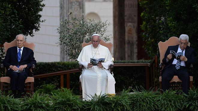 El Papa, Abás y Peres oran por la paz en el Vaticano