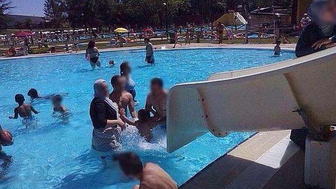 El alcalde de Vitoria rechaza habilitar zonas especiales en las piscinas para musulmanas