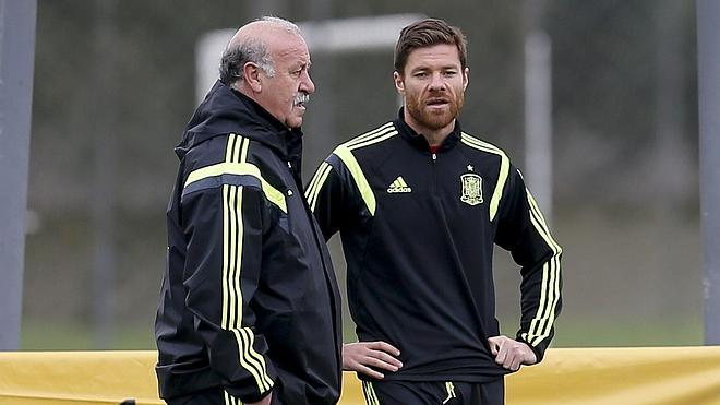 Charla de Xabi Alonso con Del Bosque en la sesión y con Casillas en el vestuario