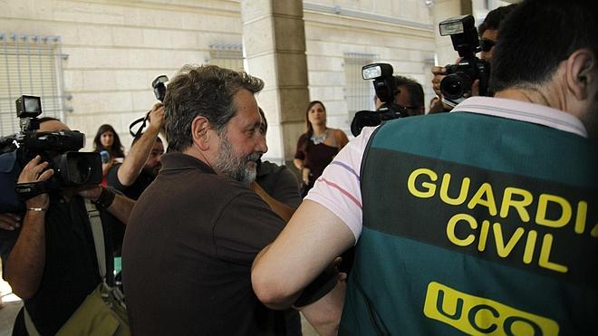 El extesorero de UGT-Andalucía, en libertad con cargos