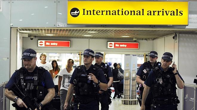 Reino Unido extrema la seguridad en los aeropuertos por una amenaza terrorista «creíble»