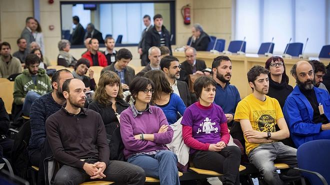 Absueltos 19 acusados por el asedio al Parlamento catalán