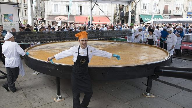 Cocinan la tortilla de patata más grande del mundo en Vitoria