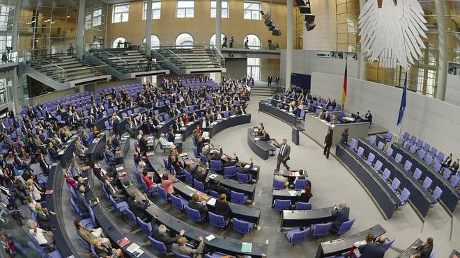 Merkel recibe el apoyo del Bundestag para enviar armas a los kurdos de Irak