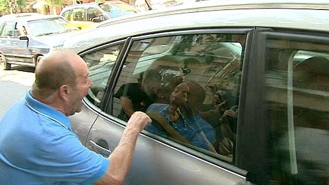 Marta Ferrusola, abucheada por un grupo de vecinos al salir de su casa