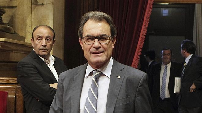 El Parlament reprueba la actitud de Pujol e insta al Govern a personarse en la causa