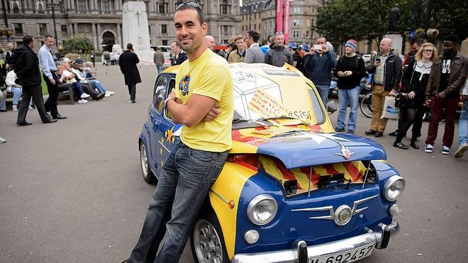 Hasta Escocia con un Seat 600 y la bandera independentista catalana