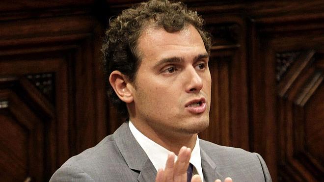 Rivera acusa a CiU de tapar la corrupción de Pujol con una estelada