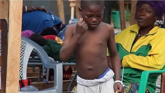 El baile del niño que venció al ébola