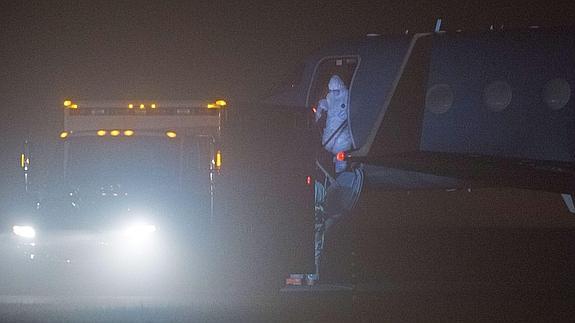 Llevan a la primera enfermera con ébola en Estados Unidos a un centro de investigación médica