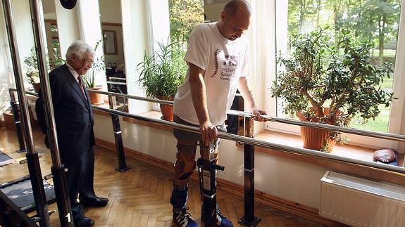 Vuelve a caminar un hombre con parálisis gracias a un tratamiento pionero