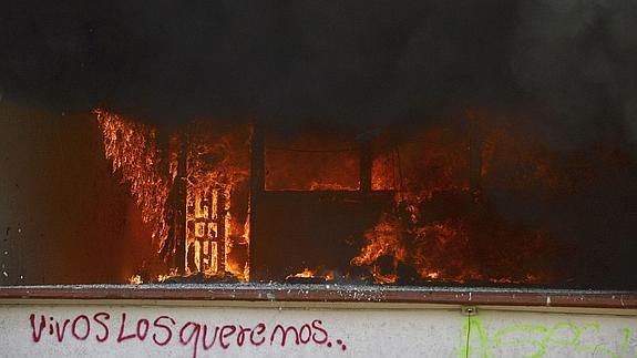 Incendian el ayuntamiento de Iguala en protesta por los estudiantes desaparecidos