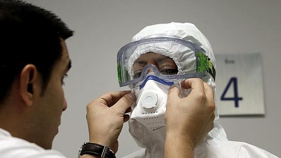 Aena pide a Trabajo que examine los protocolos por ébola en Barajas