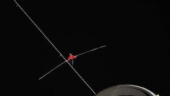 Un equilibrista bate dos récords mundiales al caminar entre dos rascacielos de Chicago