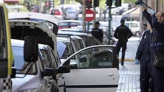 Una herida al estallar un artefacto explosivo colocado dentro del coche