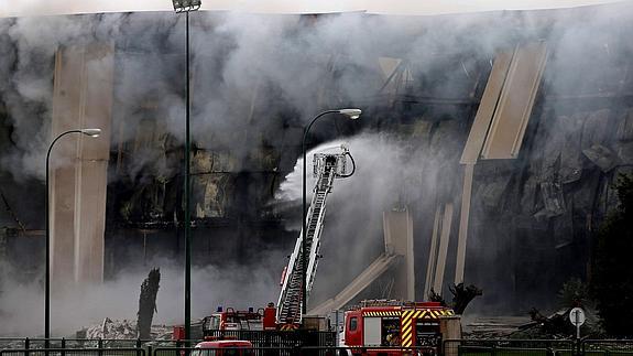 Controlado el incendio que ha causado graves daños en la fábrica de Campofrío en Burgos