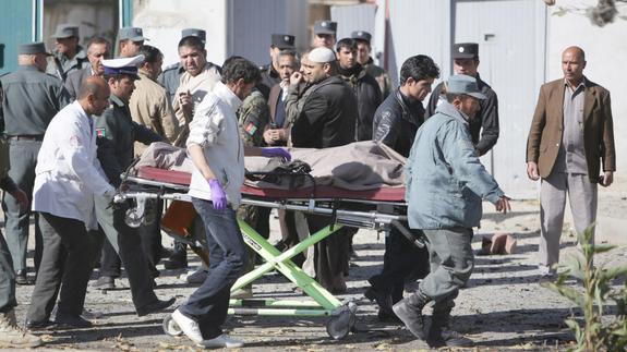 Tres muertos en un atentado suicida contra una destacada diputada afgana