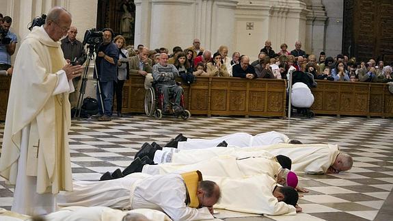 El arzobispo de Granada se postra ante el altar para pedir perdón por los «escándalos»