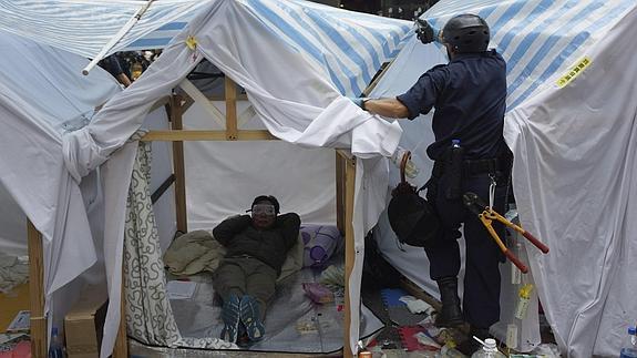 Los manifestantes de Hong Kong se retiran ante la amenaza de desalojo