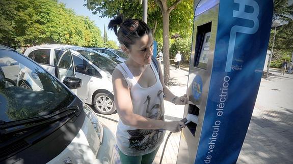 El Gobierno facilita las recargas para el desarrollo del vehículo eléctrico