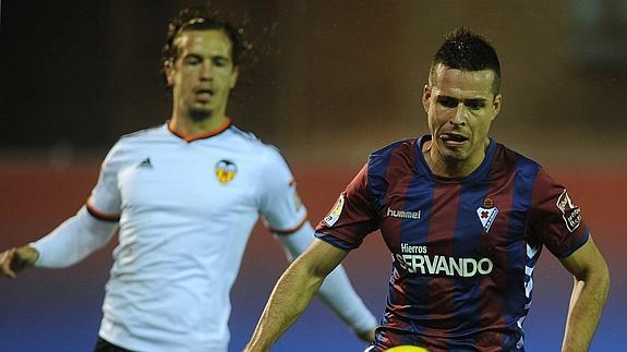 El Valencia despide 2014 con un triunfo en Eibar