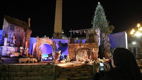 El Vaticano inaugura belén, árbol de Navidad e iluminación en la Plaza de San Pedro