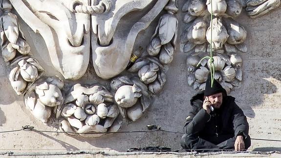 Un empresario italiano pasa la noche encaramado a la fachada de la basílica de San Pedro