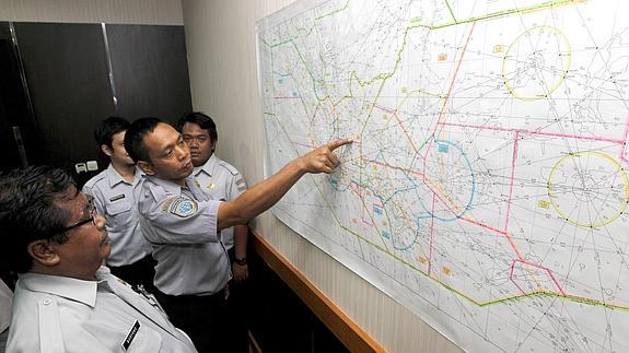 Se amplía a tierra la operación de búsqueda del avión de AirAsia