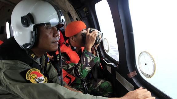 Localizan otros cuatro grandes fragmentos del avión siniestrado de AirAsia