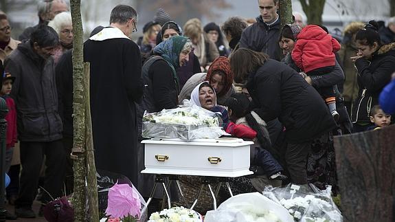 Entierran a la bebé gitana muerta en medio de una gran polémica en Francia