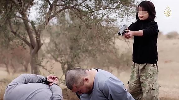 Un vídeo del EI muestra el asesinato de dos agentes rusos a manos de un niño